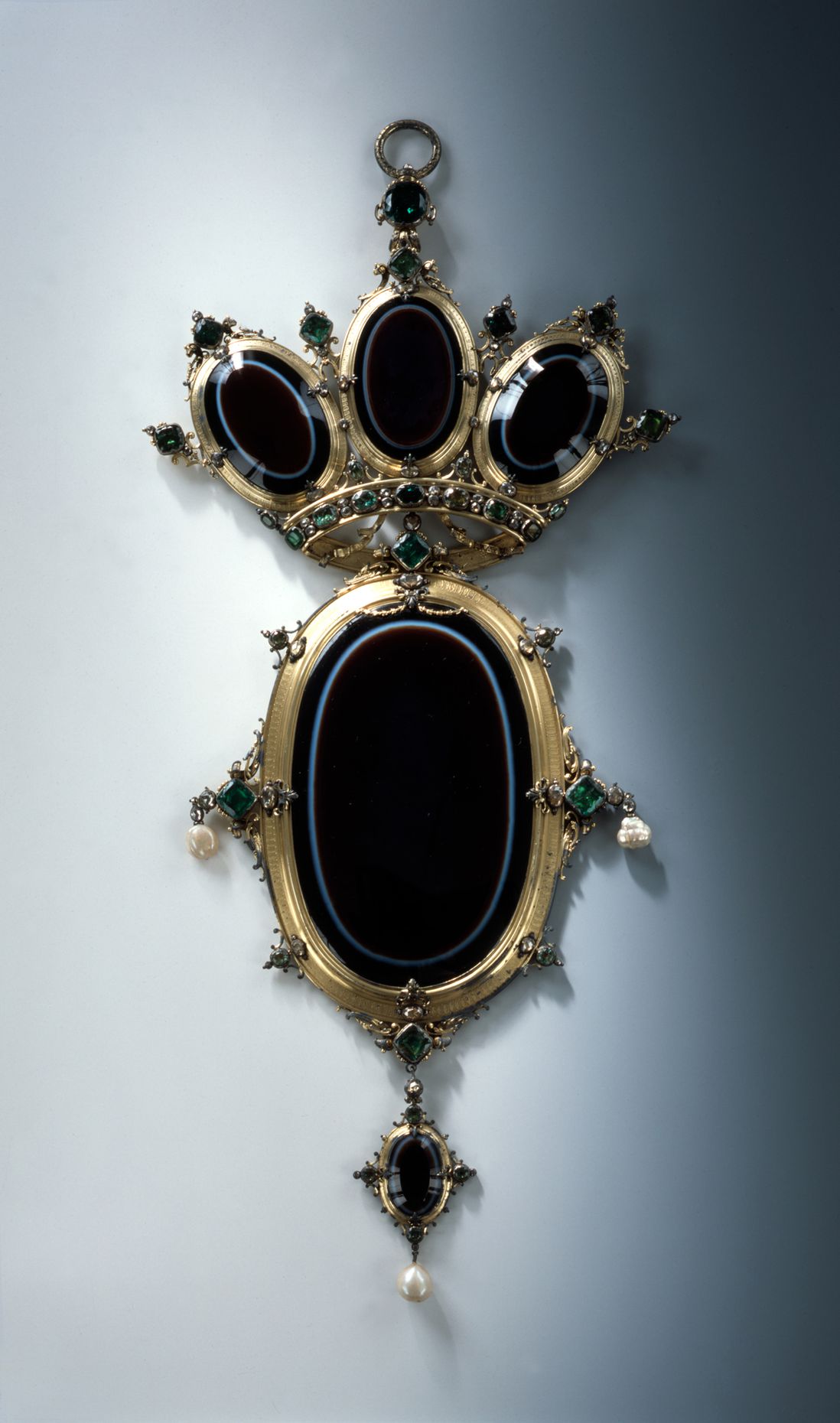 Large onyx pendant, before 1727